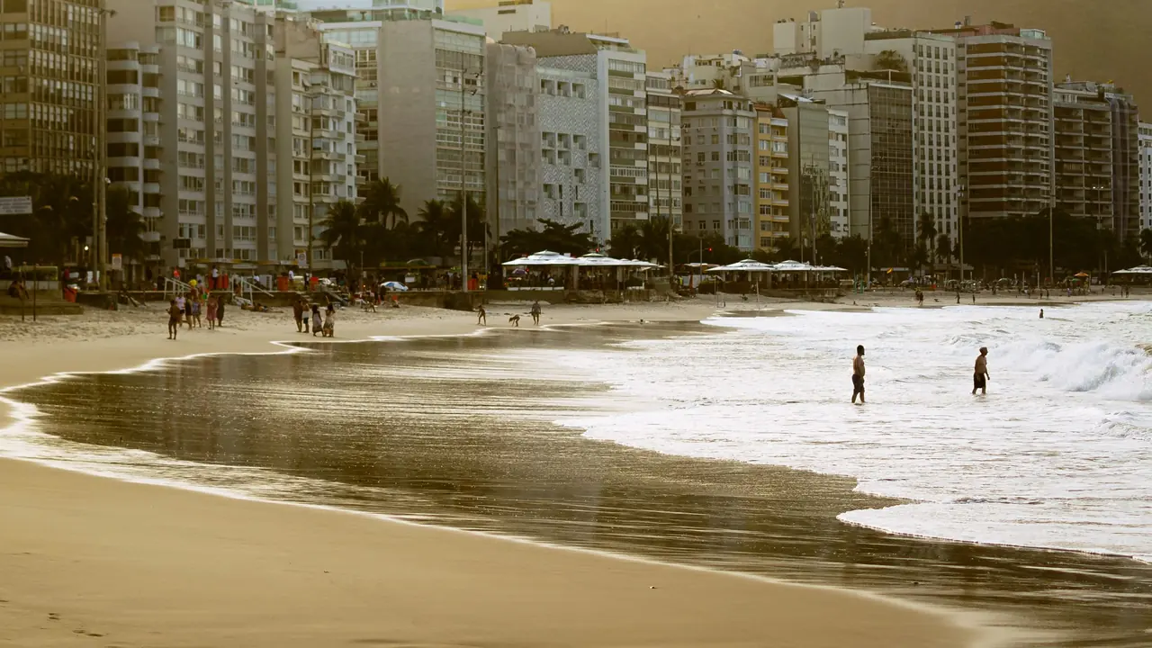 Praia de Copacabana, com os prédios da orla e o morro ao fundo
