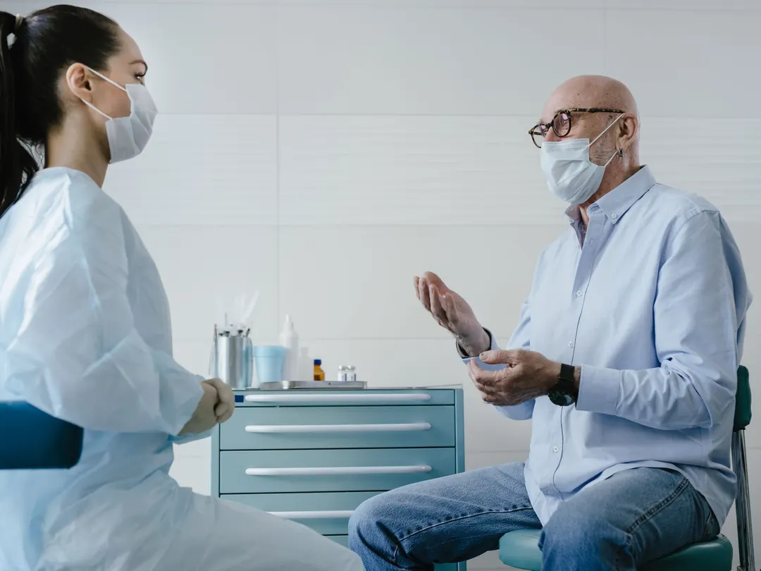 Paciente conversando com a médica durante a consulta
